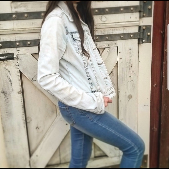 Forever 21 light blue jean jacket!!! 💙 - Picture 4 of 5